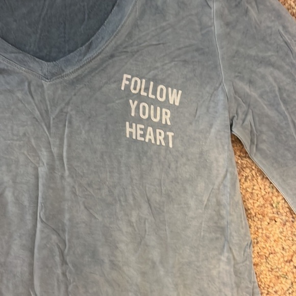 Zoe + Liv Blue Acid Wash Graphic Long Sleeved V-Neck Tee Shirt.  Size Small - Picture 3 of 7